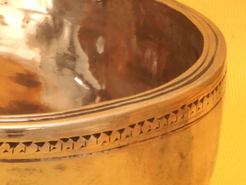 Deep Mirror Antique Thadobati Singing Bowl with warbling high pitch #7995