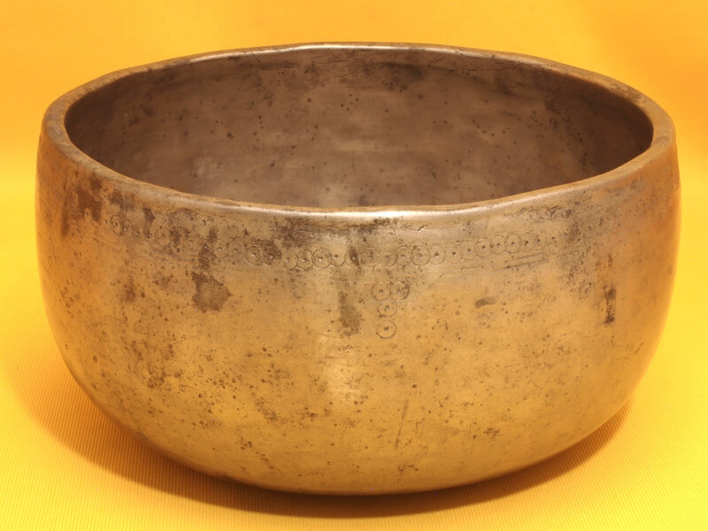 Big Antique Thadobati Singing Bowl with textured visceral soundscape #3618