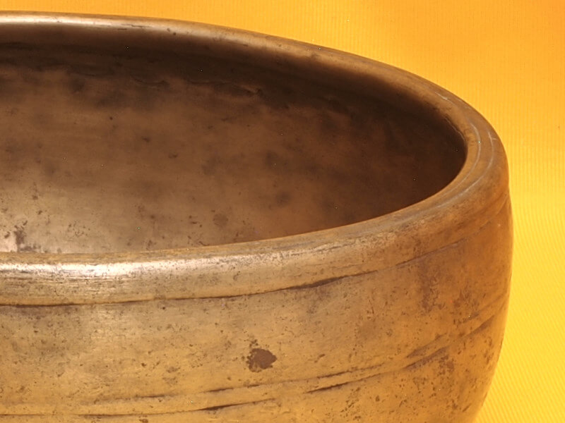 Thick Antique Thadobati Singing Bowl with Fluttering super high tone #3920