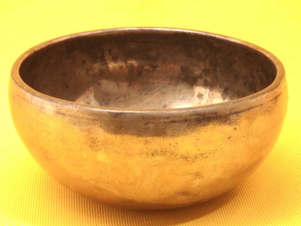 Polished Antique Thadobati Singing Bowl with fluttering high sounds #20036