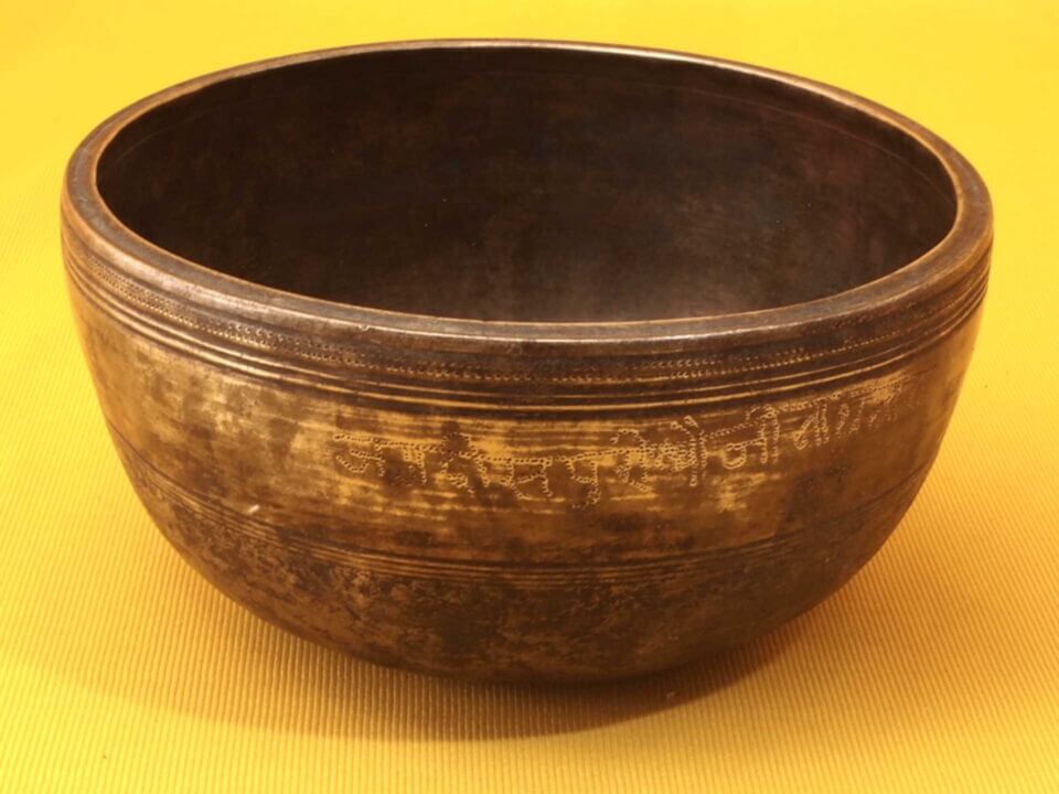 Thick Antique Thadobati Singing Bowl with gently fluttering sounds #24170