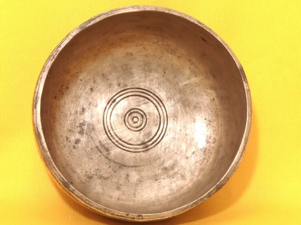 Antique Thadobati Singing Bowl with a burst of high frequency complexity #24171