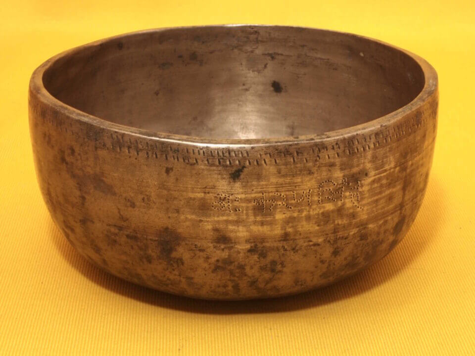 Antique Thadobati Singing Bowl with a burst of high frequency complexity #24171