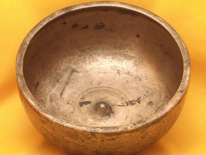 Antique Thadobati Lingam Singing Bowl with spectacular craftsmanship #30604