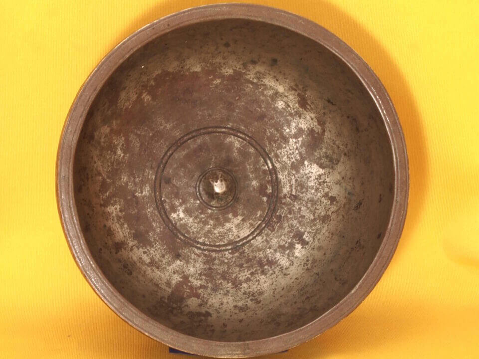 Large Antique Lingam Thadobati Singing Bowl with a gentle main tone #30607