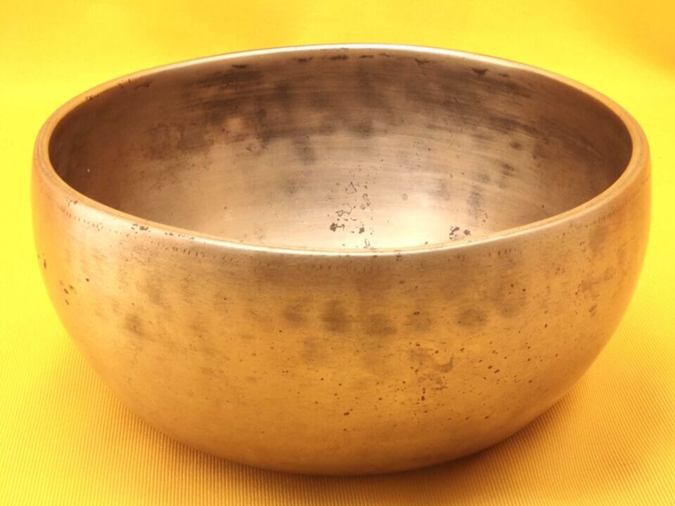 Antique Thadobati Singing Bowl with layers of steadier high notes #40132