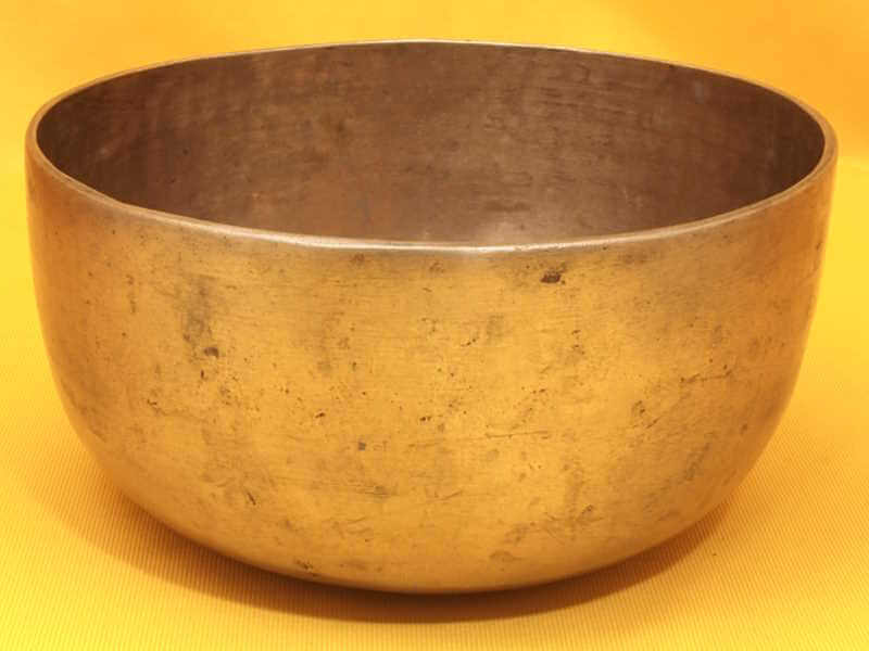 Large Antique Thadobati Singing Bowl with an interesting pulse pattern #40173