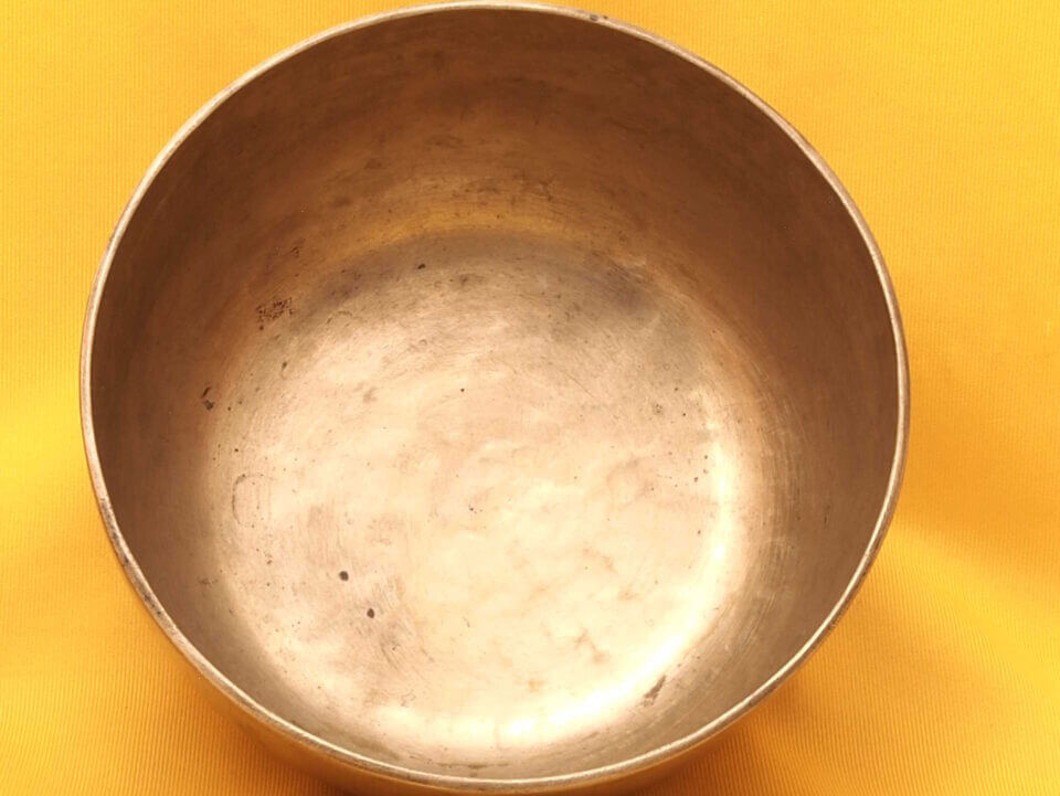 Large Antique Thadobati Singing Bowl with an interesting pulse pattern #40173
