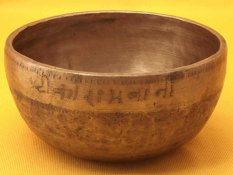 Thick Adorned Antique Thadobati Singing Bowl with even main tone #7996