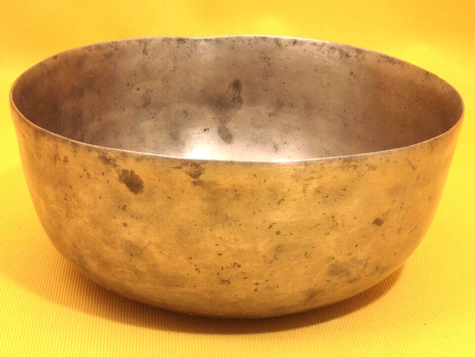 Antique Thadobati Singing Bowl with a gently pulsing prominent bass #7998