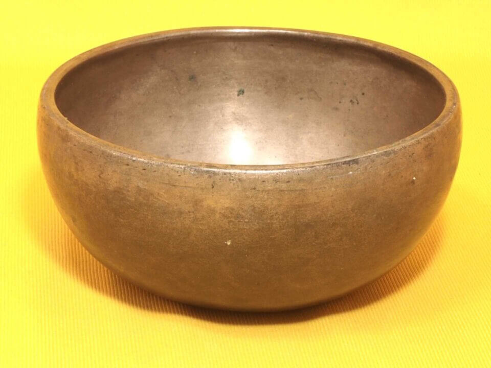 Great Looking Antique Thadobati Singing Bowl with powerful high tone #20249