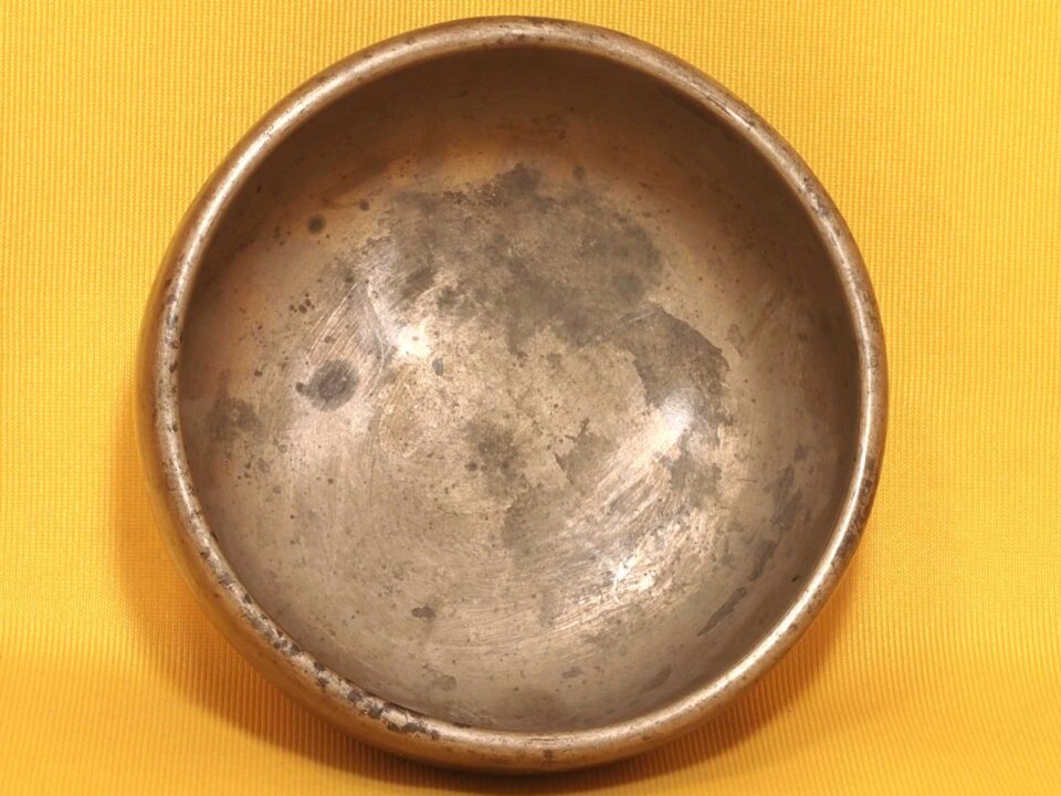 Tiny Thick Antique Thadobati Singing Bowl with penetrating high sound #20250