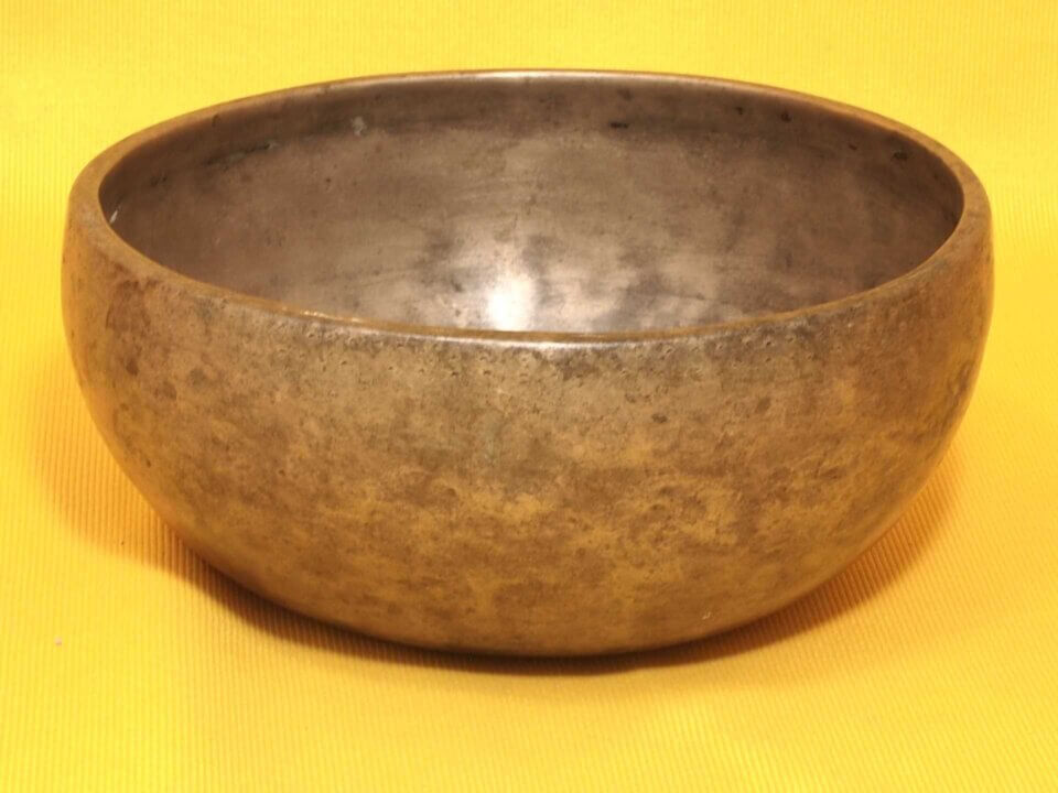 Thick Antique Thadobati Singing Bowl with a fluttering main tone #24242