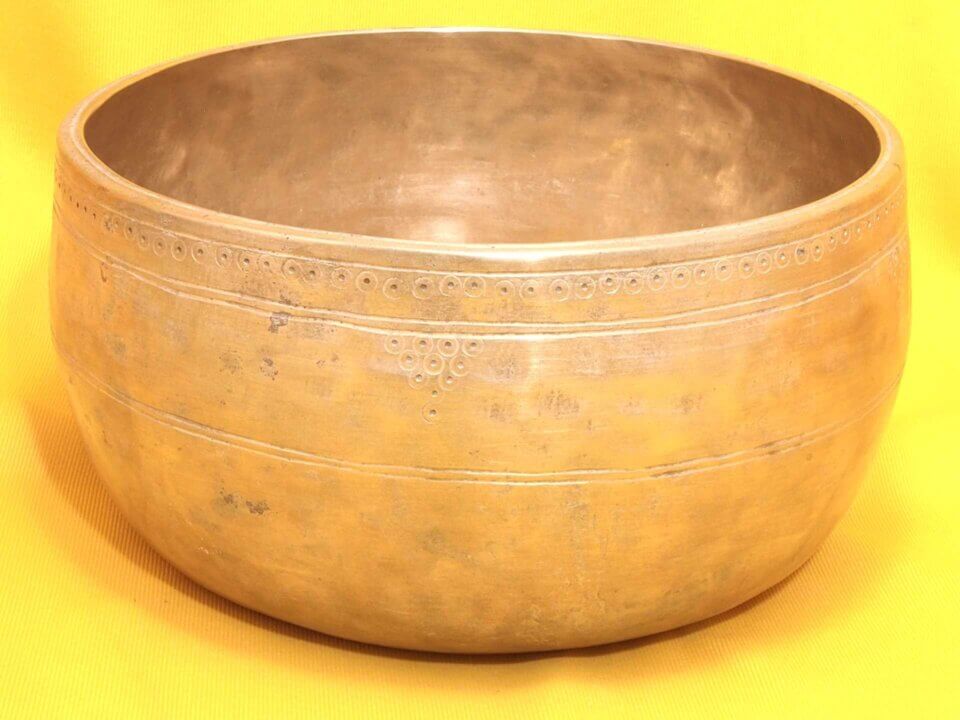Large Polished Antique Thadobati Singing Bowl with a powerful bass #32025