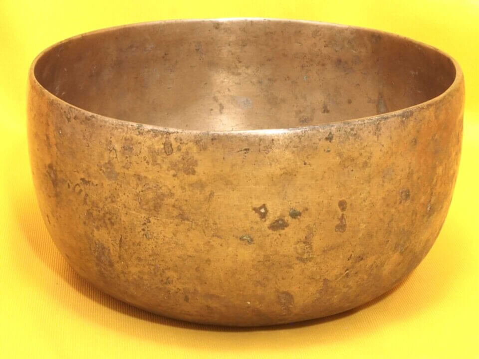 Large Antique Thadobati Singing Bowl with fluttering and pulsing tones #40177