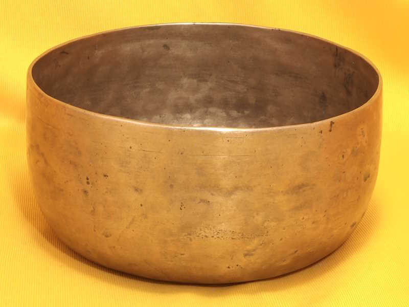 Large Antique Thadobati Singing Bowl featuring great rim play #40182