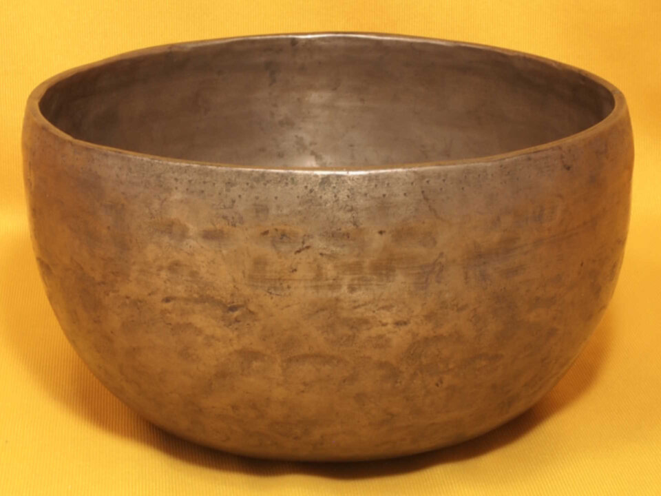 Large Thick Antique Thadobati Singing Bowl with excellent sustain #40230