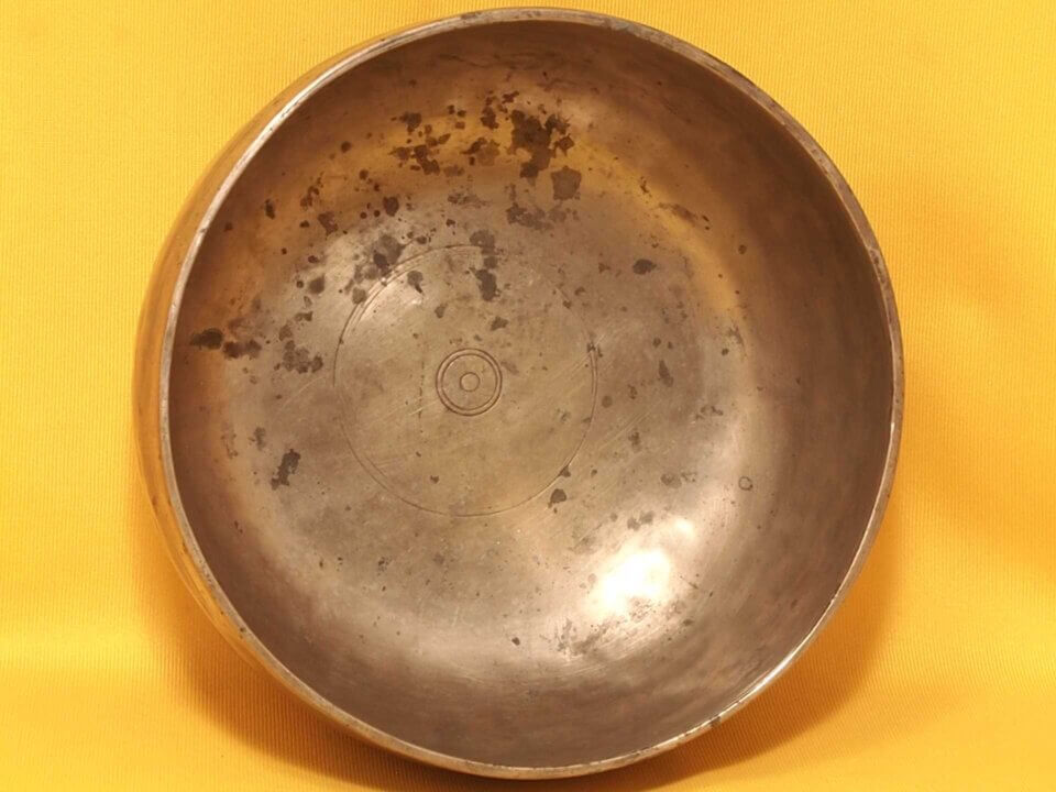 Large circle Antique Thadobati Singing Bowl with energizing sound #40231