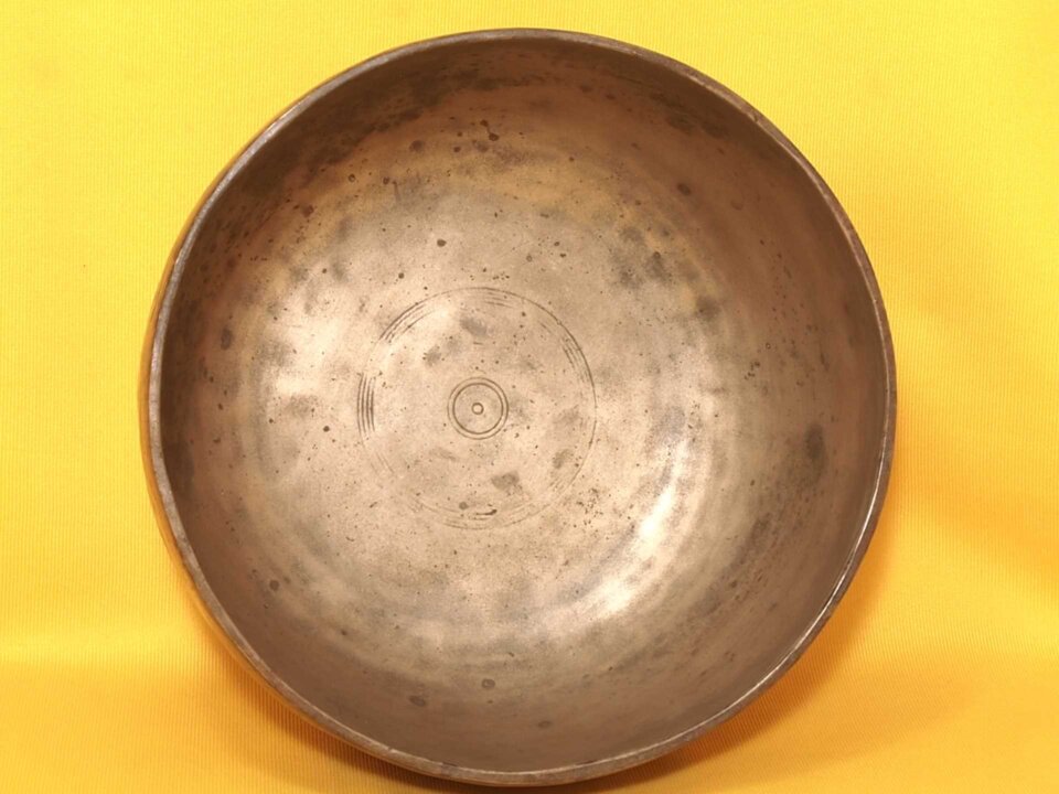 Large Antique Thadobati Singing Bowl with even deep bass #40232