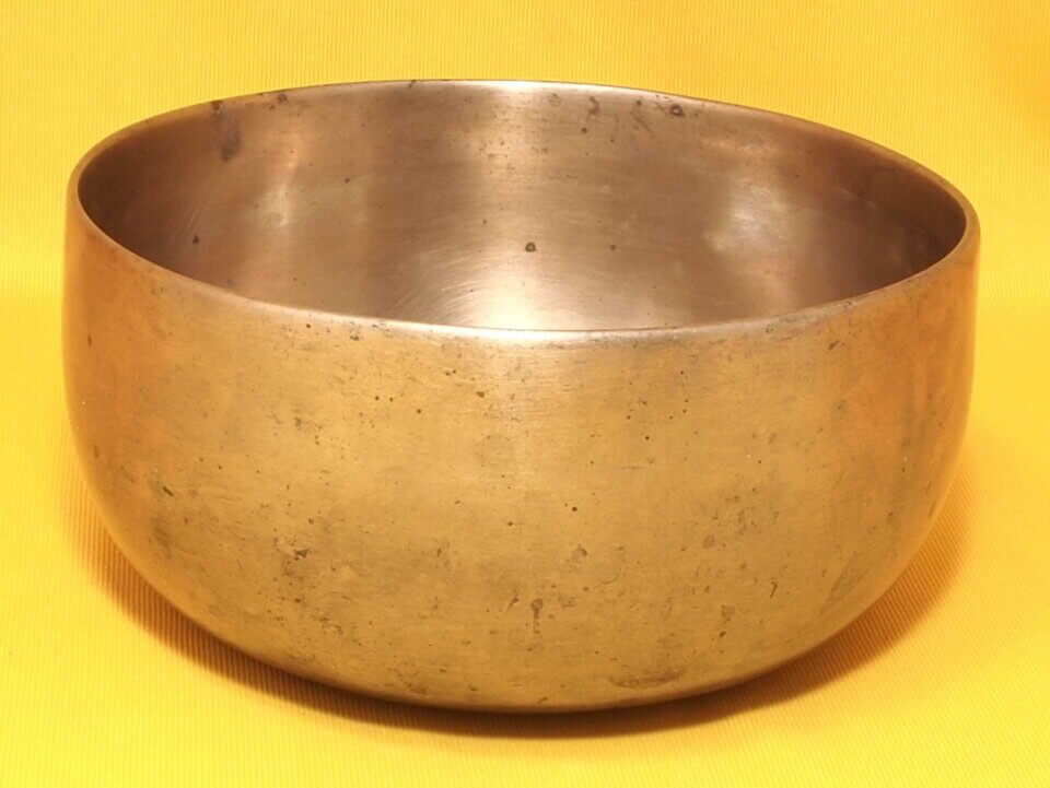 Large Antique Thadobati Singing Bowl with bouncing and twirling high #40235