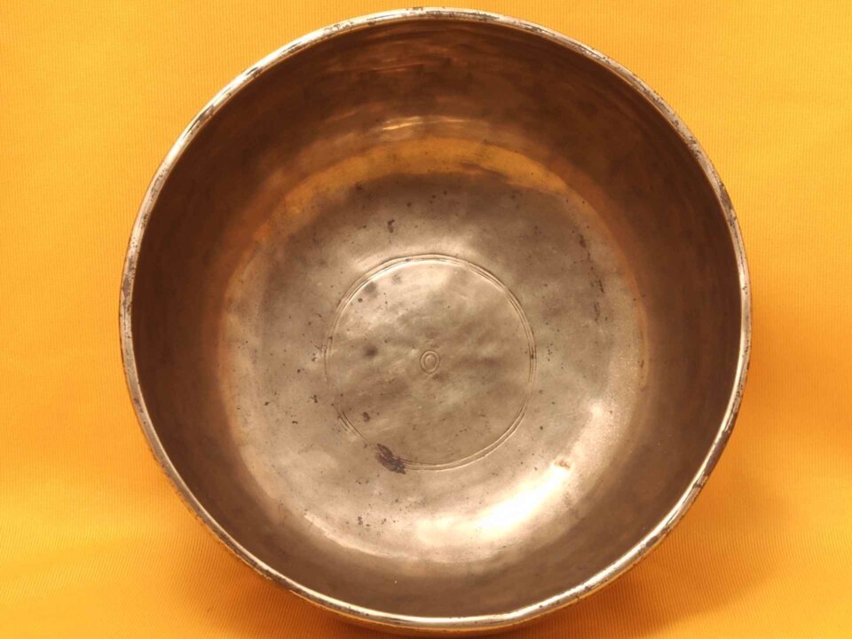 Deep Mirror Antique Thadobati Singing Bowl with smooth satisfying rim #4379