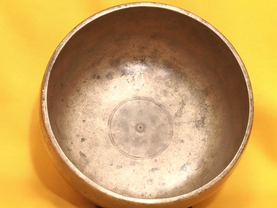 Large Antique Thadobati Singing Bowl with a clear 220 Hz soundscap #4730