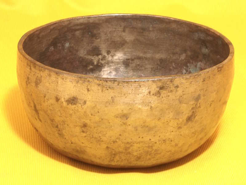 Thick Antique Thadobati Singing Bowl with well blending tones #5565