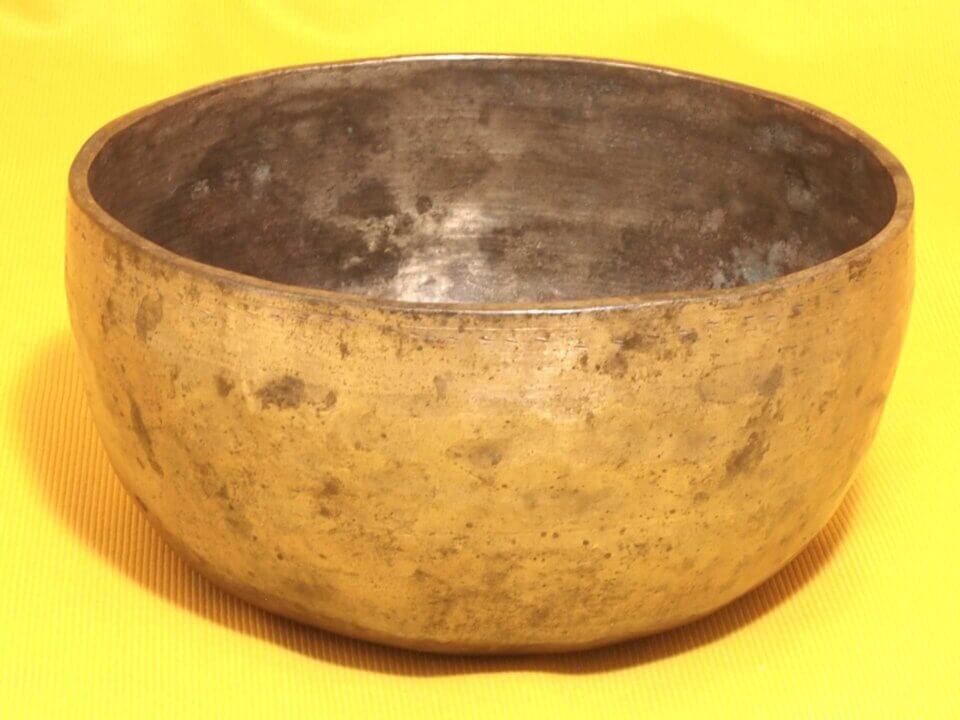 Thick Antique Thadobati Singing Bowl with well blending tones #5565