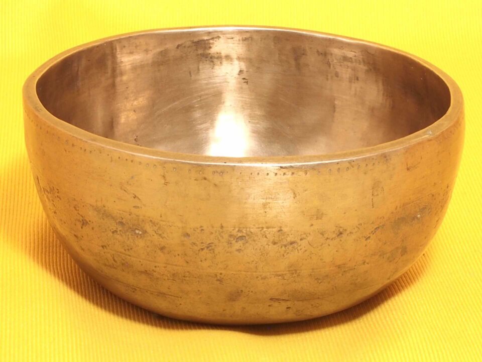 Antique Thadobati Singing Bowl great for high frequency droning. #7045
