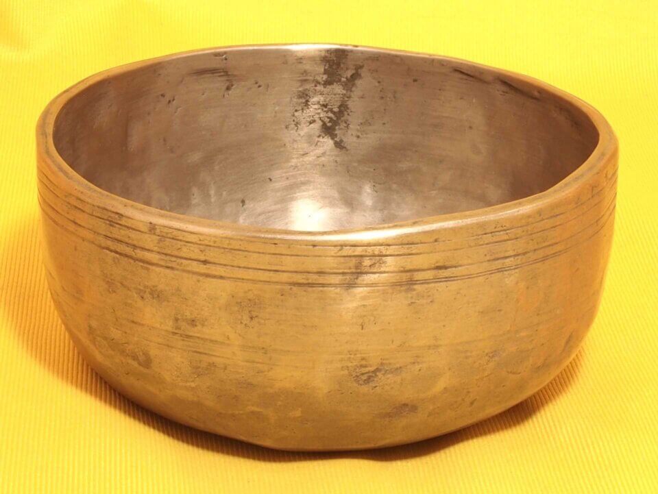 Thick Antique Thadobati Singing Bowl with a pure and even soundscape #7551