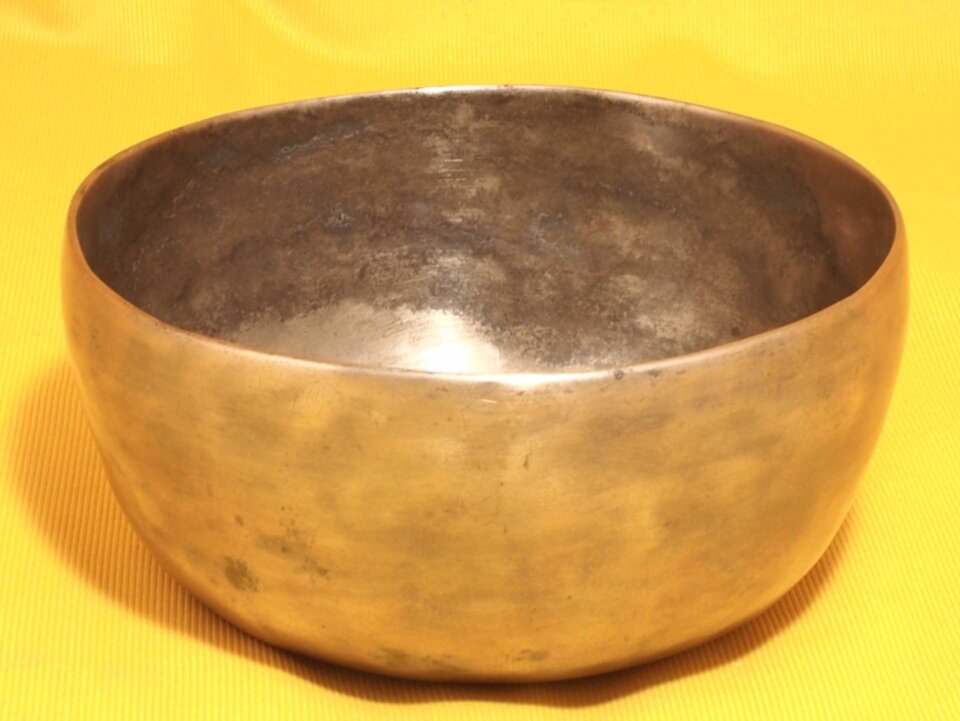 Antique Thadobati Singing Bowl with a gently pulsing bass #7878