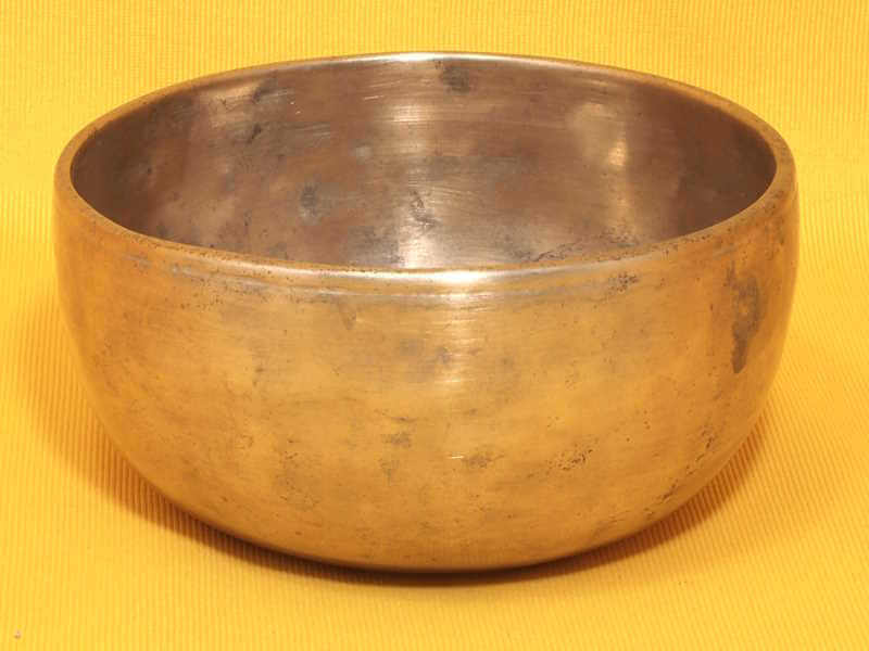 Thick Antique Thadobati Singing Bowl with gently fluttering tones #7961