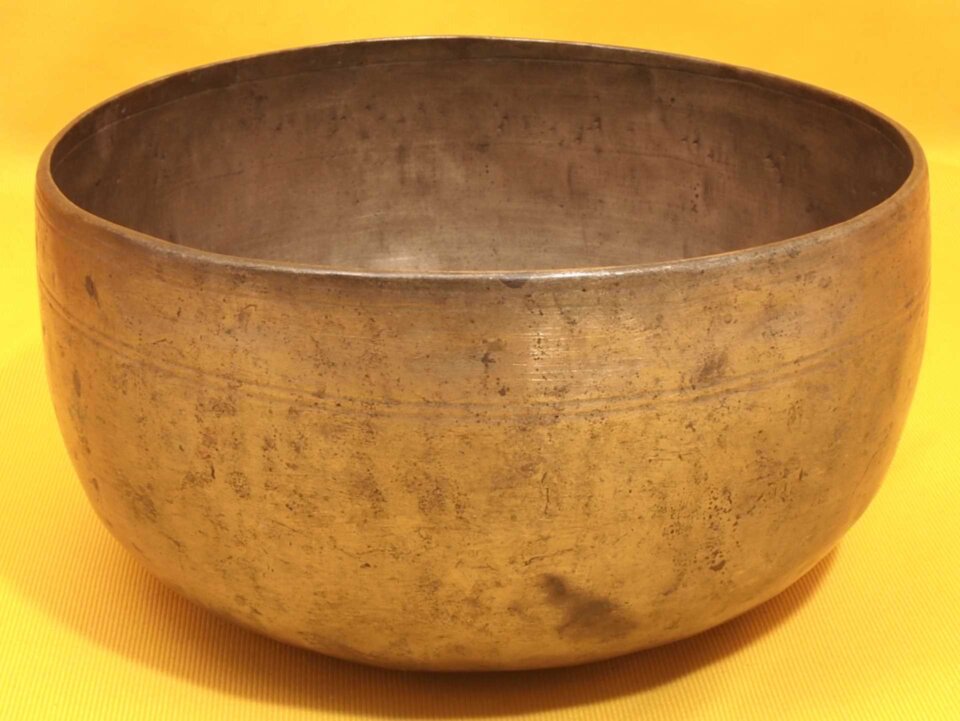Antique Thadobati Singing Bowl with steady bass and woo-woo overtone #40198