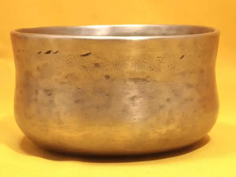 Thick Antique Singing Bowl with Powerful flutter #77056