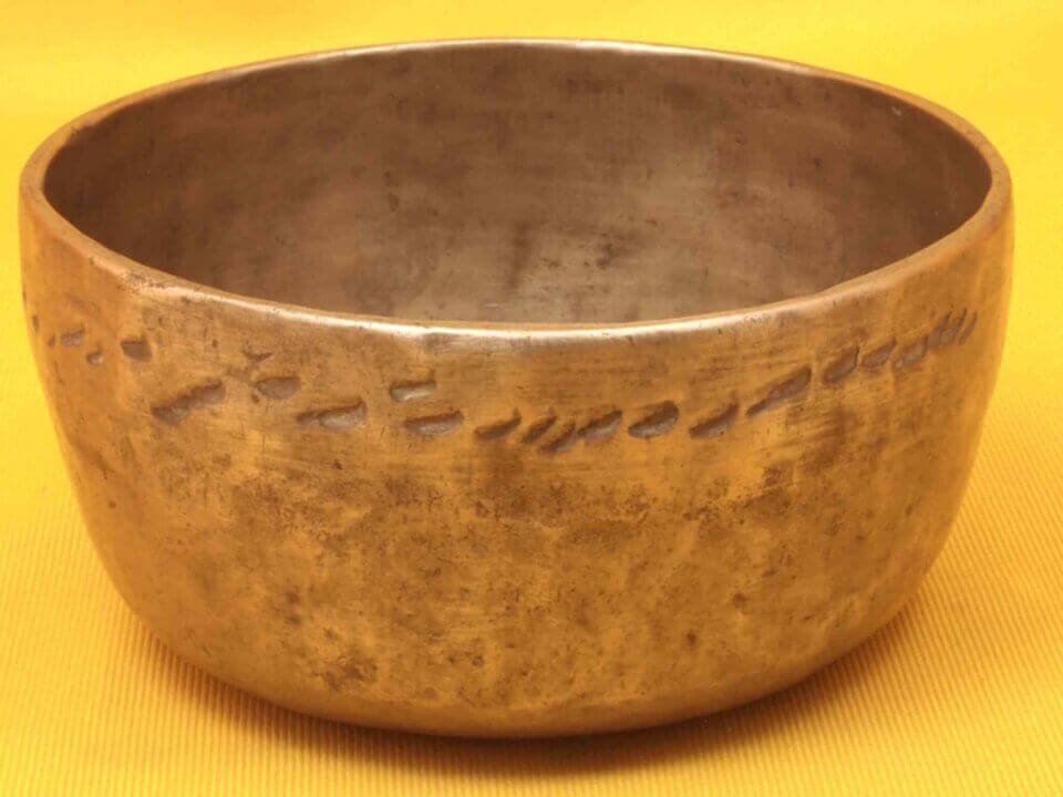 Thick Antique Thadobati Singing Bowl withpulsing Solfeggio bass #20182